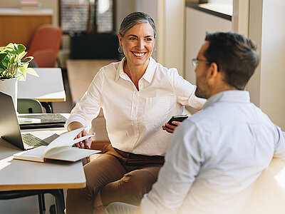 2 Personen im Gespräch