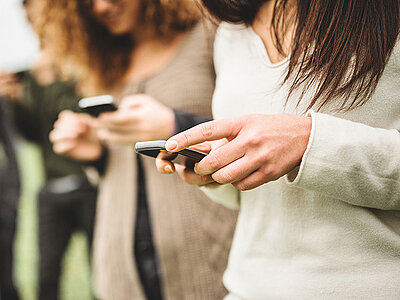 Personen mit Smartphone