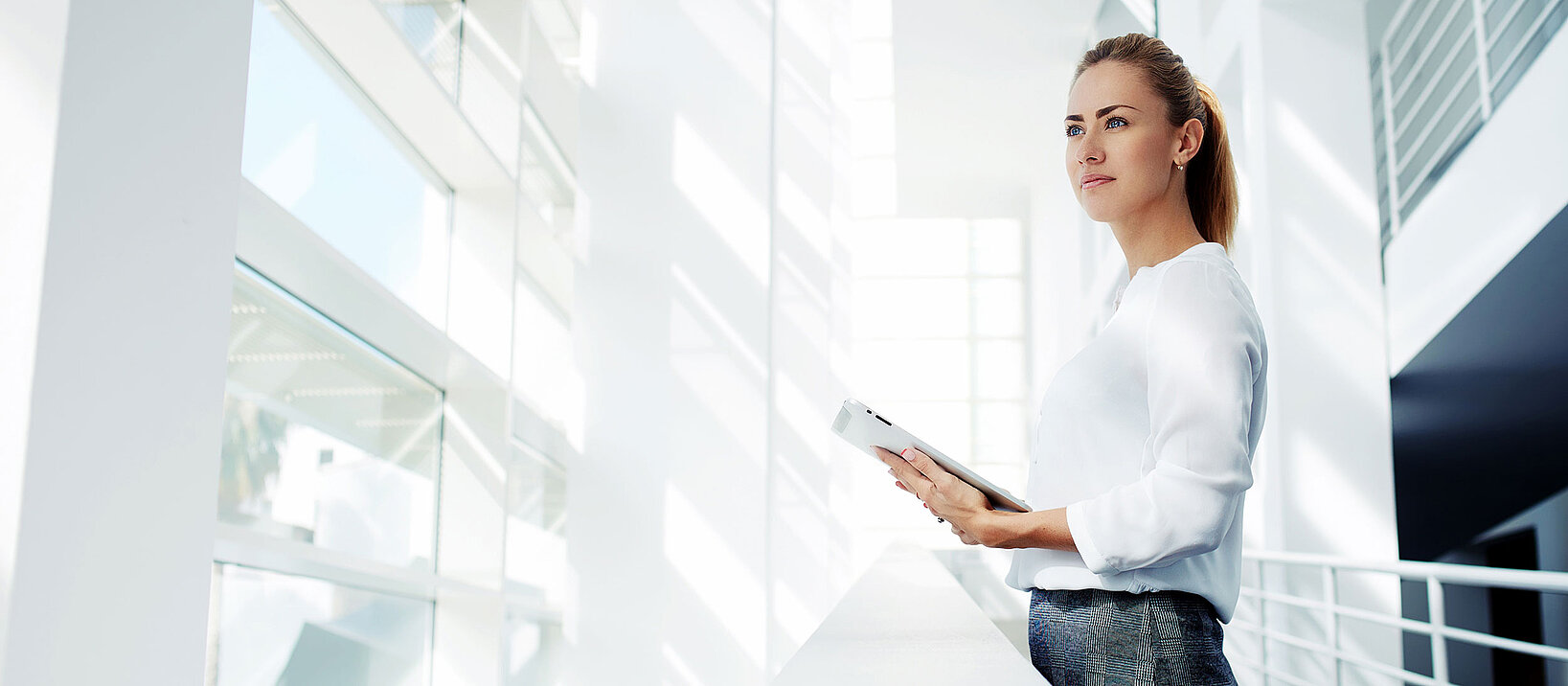 Frau mit Tablet