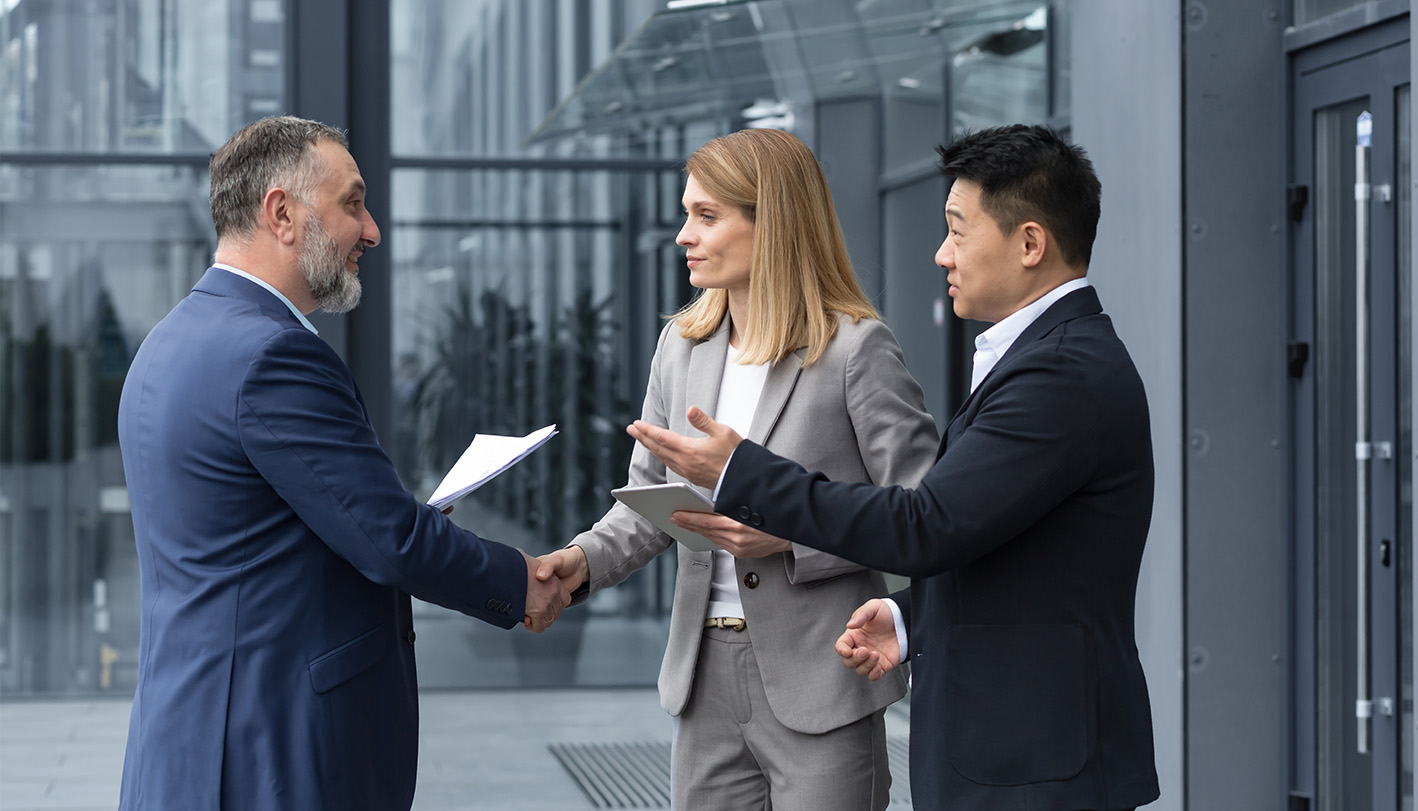 Internationale Geschäftspartner begrüßen sich Internationale Geschäftspartner begrüßen sich