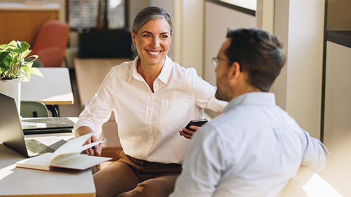 Beratungsgespräch zwischen Mann und Frau