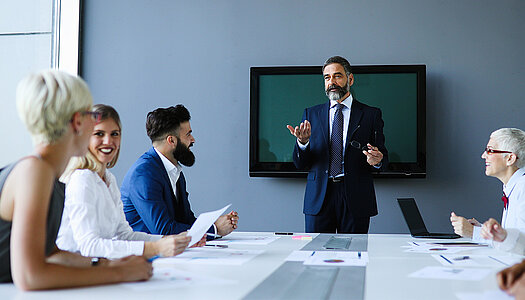 Mann in Meeting