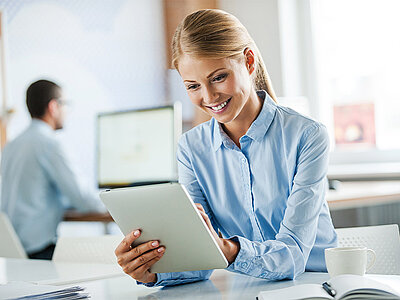 donna che usa un tablet