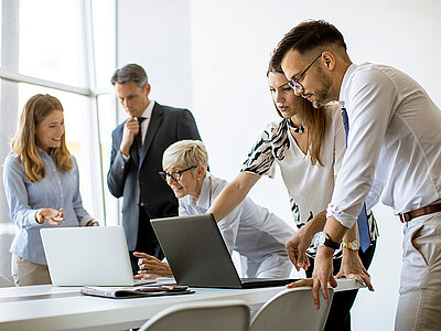 Gruppe von Personen arbeiten zusammen