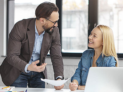 Zwei Personen im Gespräch