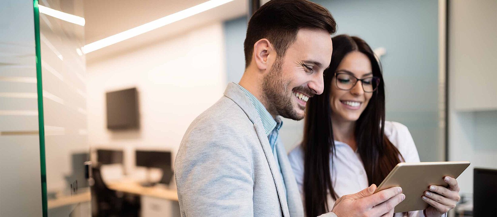 Uomo e donna con tablet