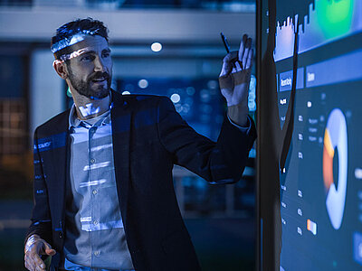 un uomo davanti a una lavagna interattiva