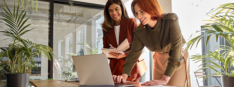 due donne in un ufficio sostenibile