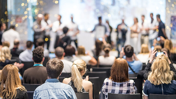 Menschen feiern in einem Saal