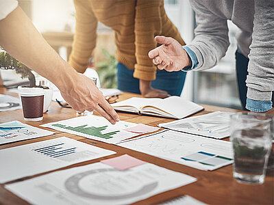 ein Team diskutiert Statistiken