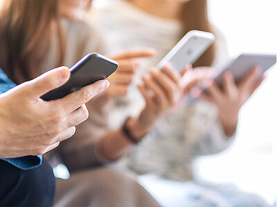 persone con smartphone