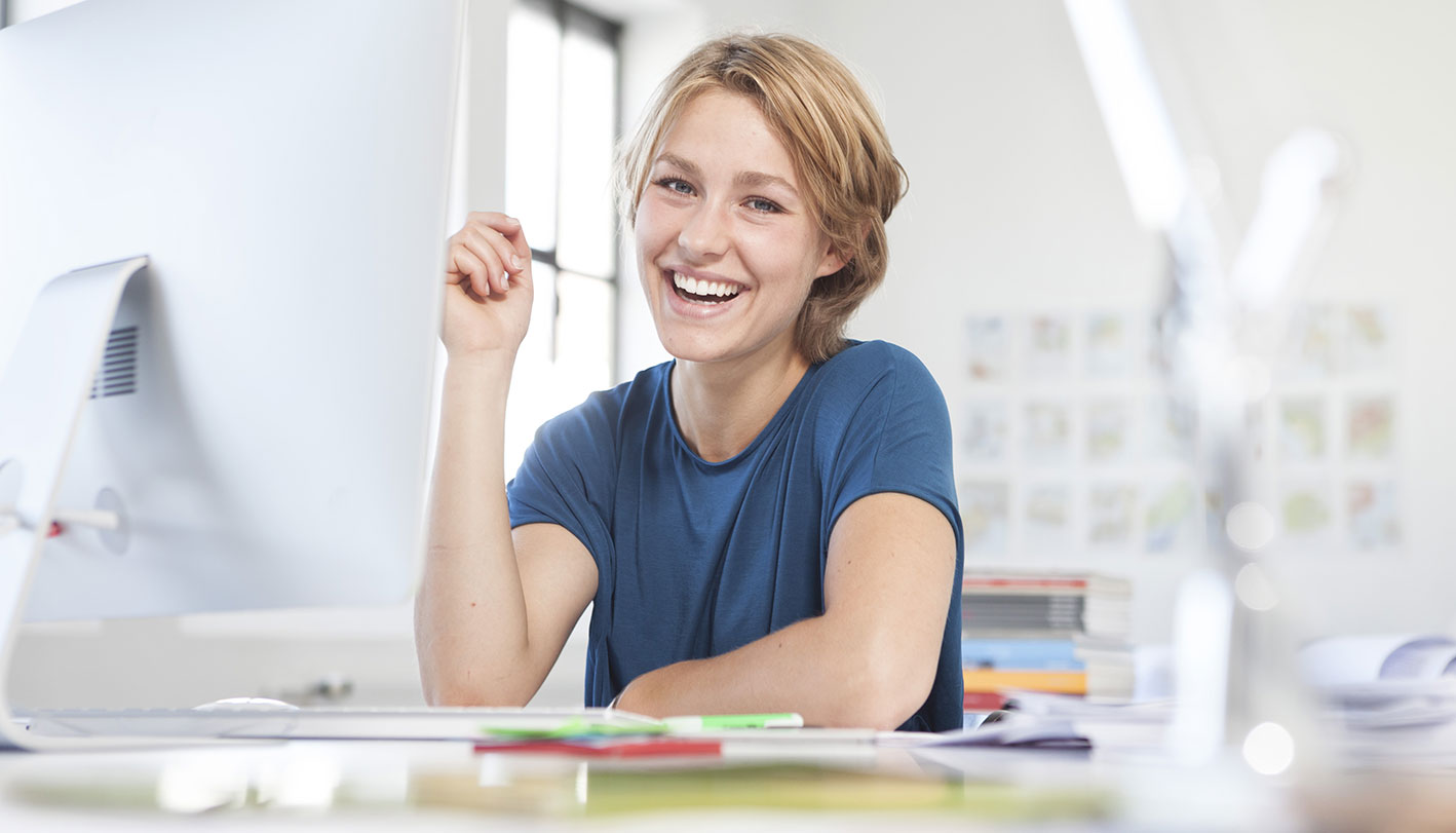 Frau lachend im Büro