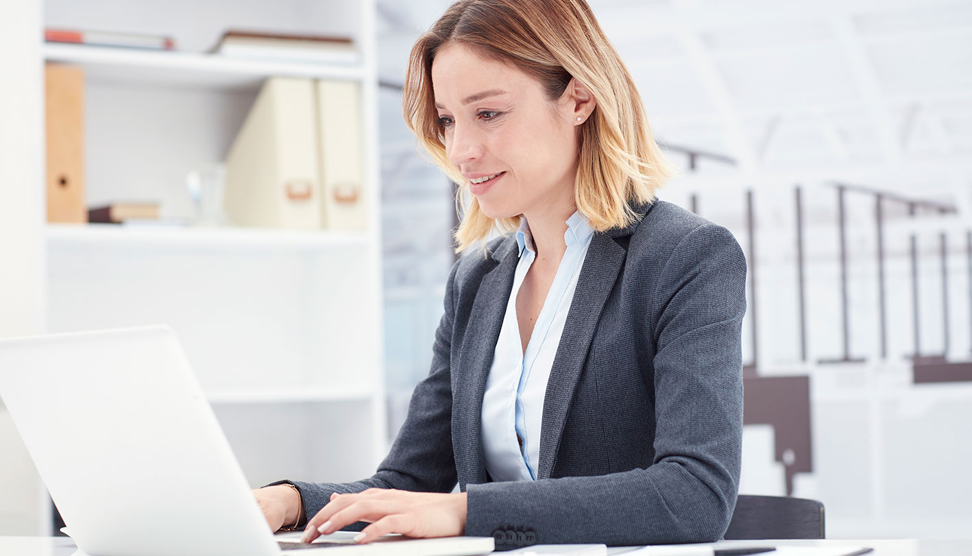 Frau arbeitet am PC Frau arbeitet am PC