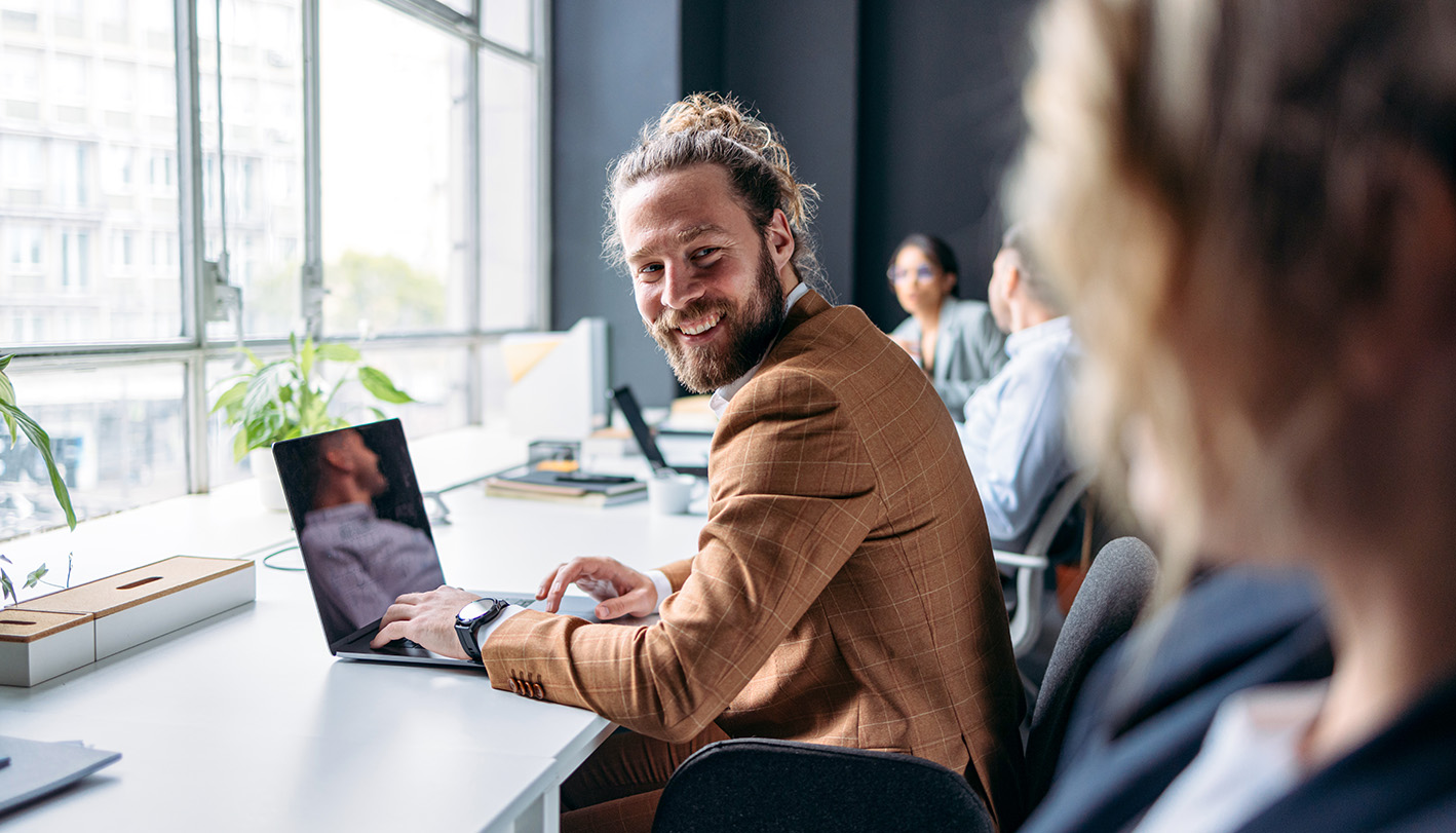 Mann im Büro mit Laptop