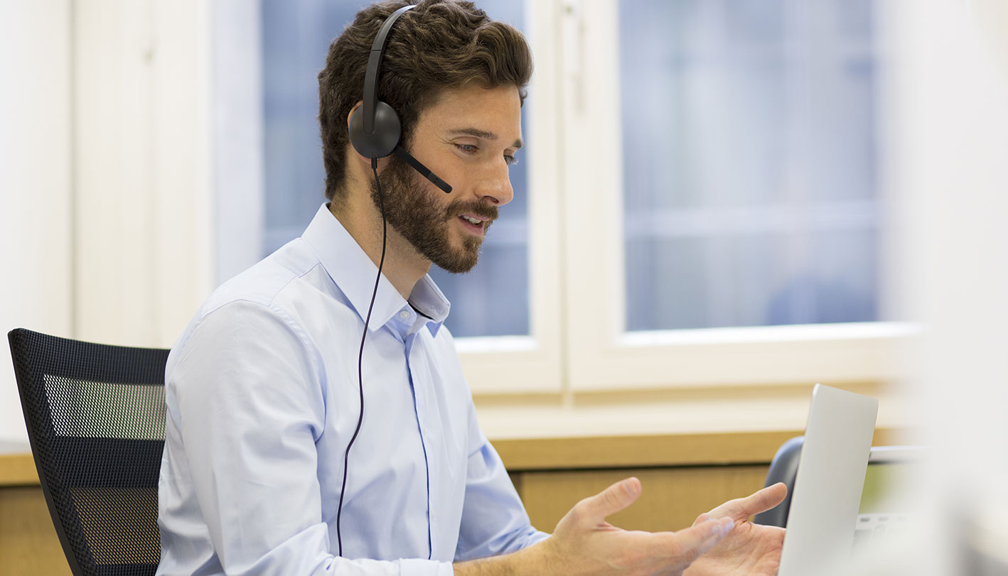 Collaboratore al telefono