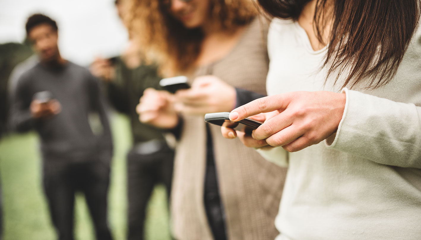 Viele Menschen mit Smartphone Viele Menschen mit Smartphone