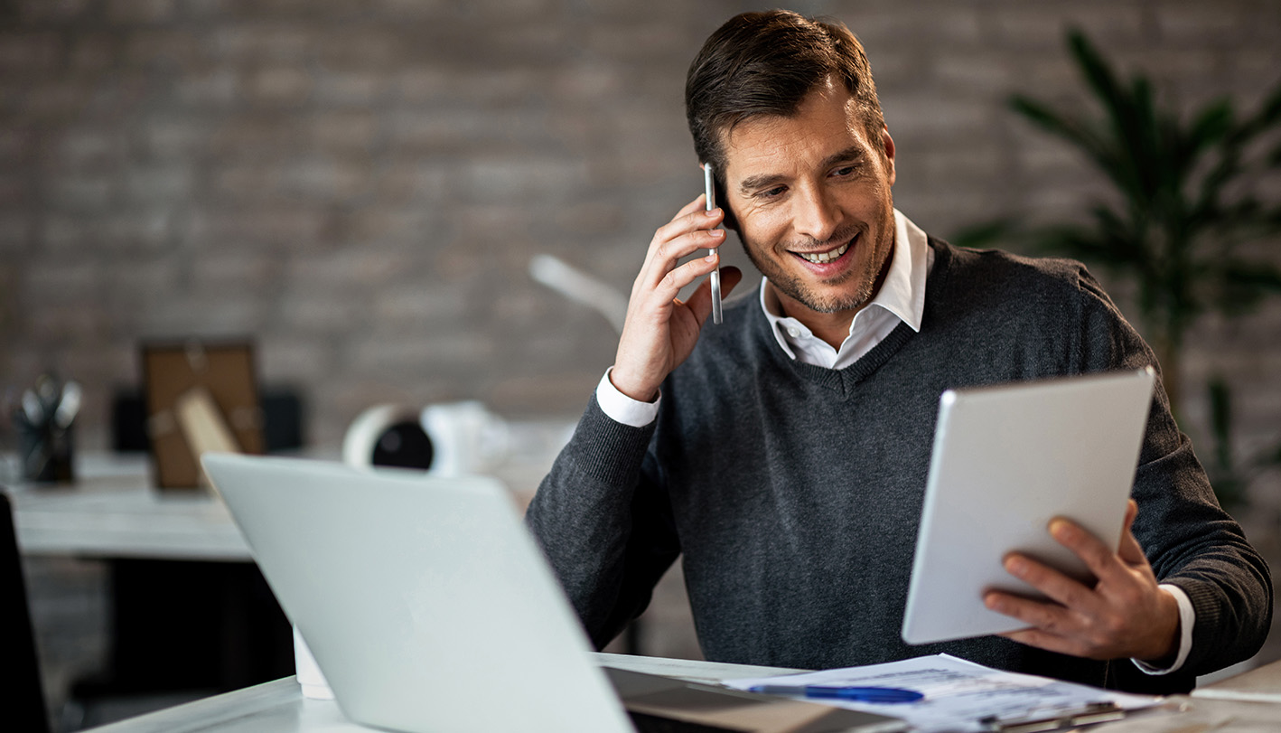 Mann mit Smartphone und Tablet