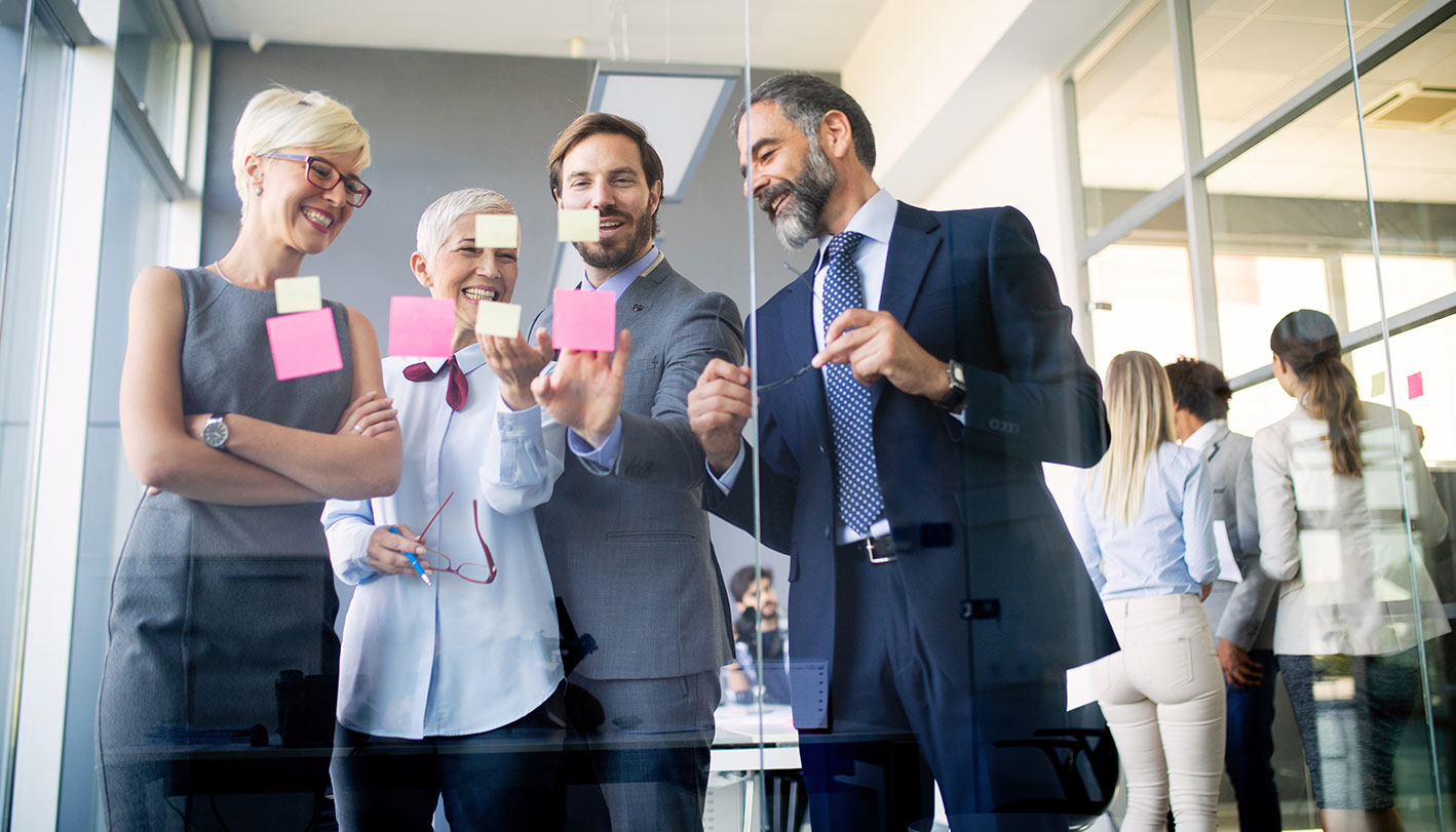 Un team che lavora a un progetto Un team che lavora a un progetto