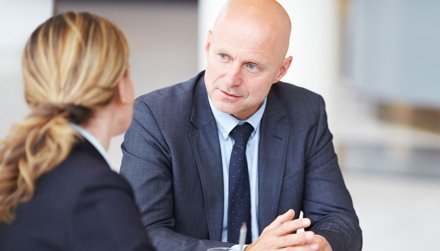 Zwei Menschen im Gespräch Zwei Menschen im Gespräch