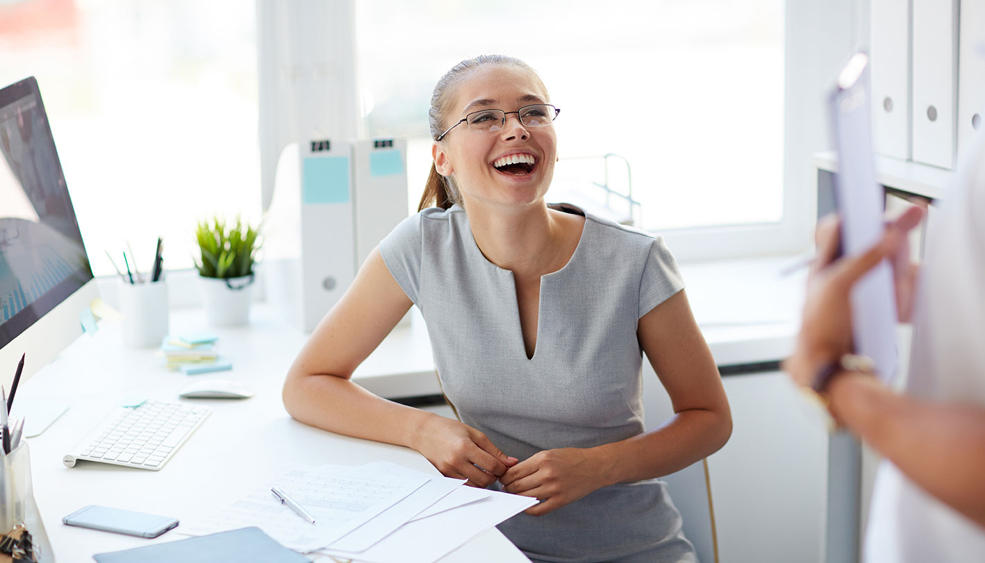 Happy Mitarbeiterin im Büro Happy Mitarbeiterin im Büro