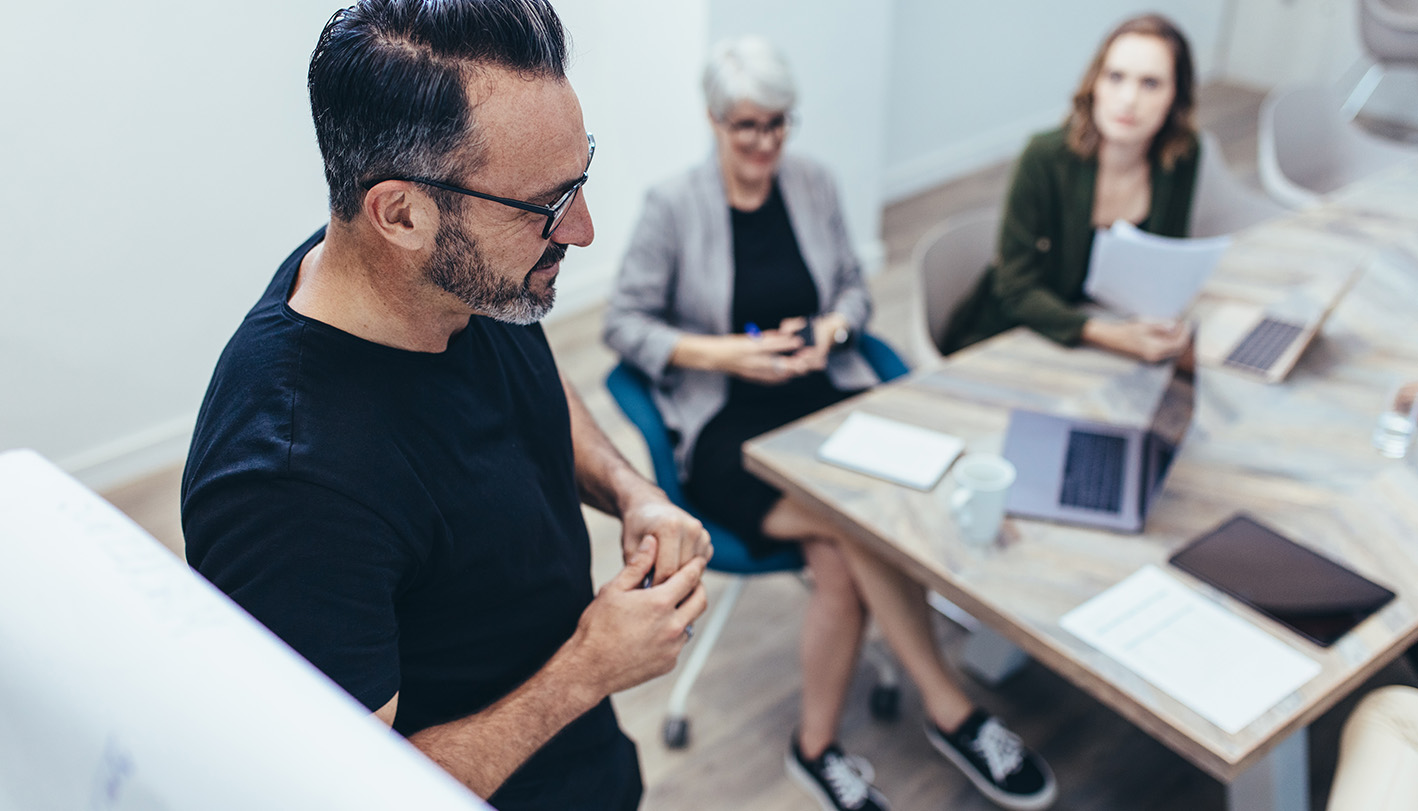 Mann präsentiert im Meeting