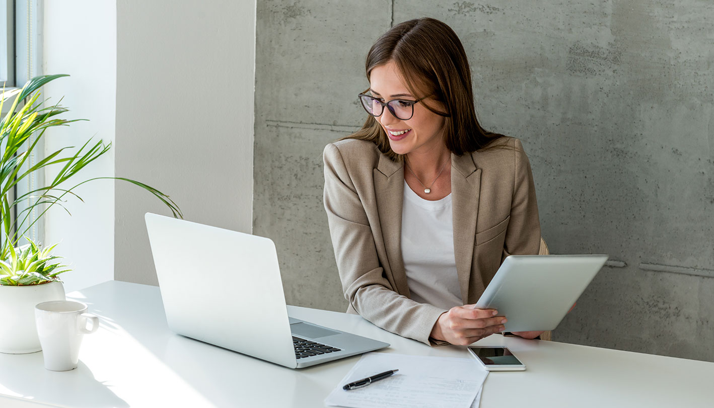 Frau mit Laptop