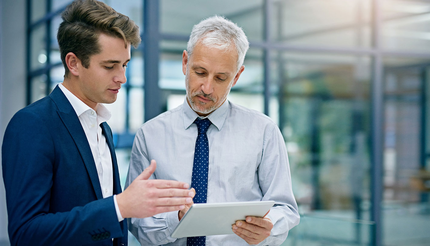 Zwei Männer besprechen Strategie