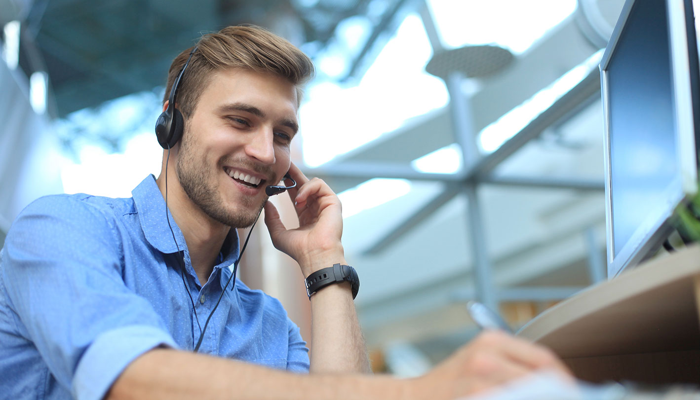 Mann am Telefon mit Headset