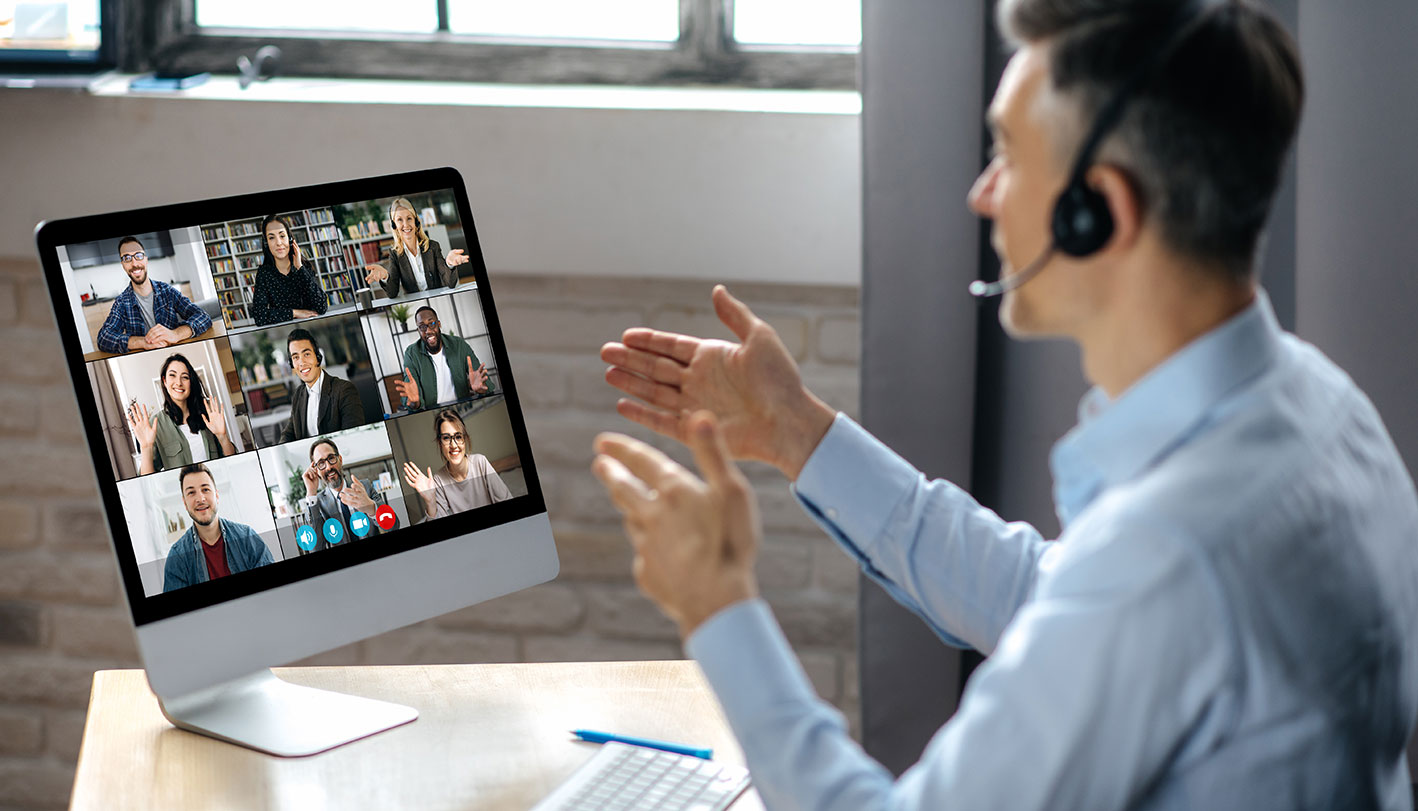 Uomo in videoconferenza