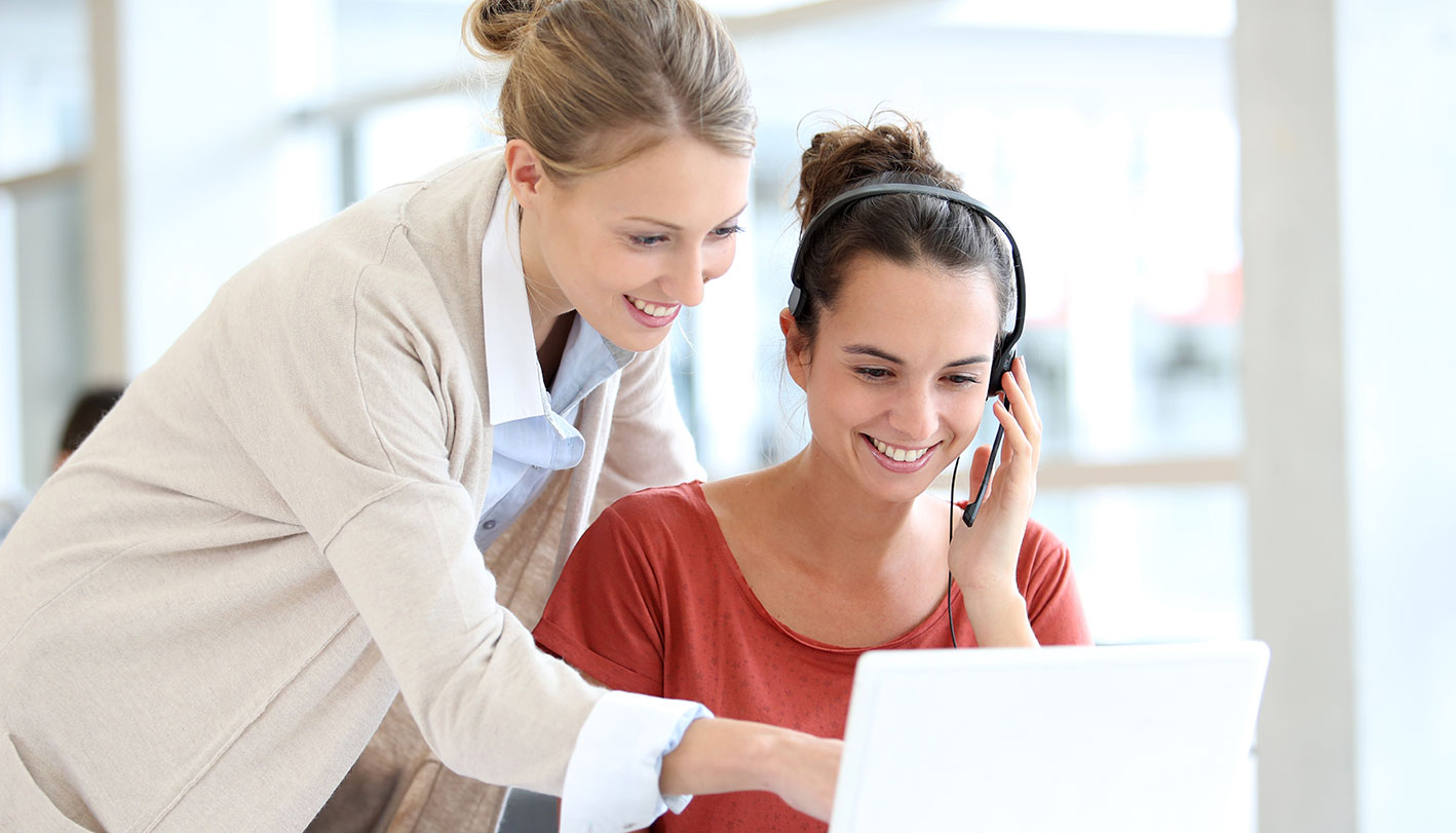 Zwei Frauen vor einem Laptop Zwei Frauen vor einem Laptop