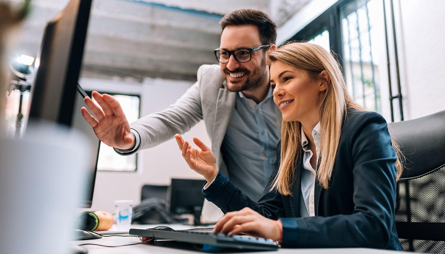 Mann und Frau im Büro Mann und Frau im Büro