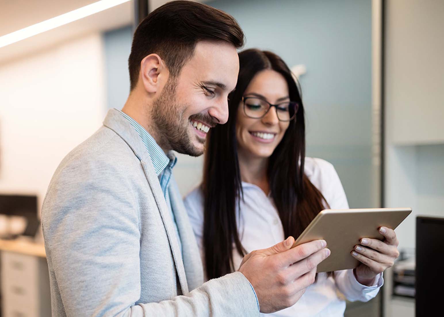 Mann und Frau mit Tablet