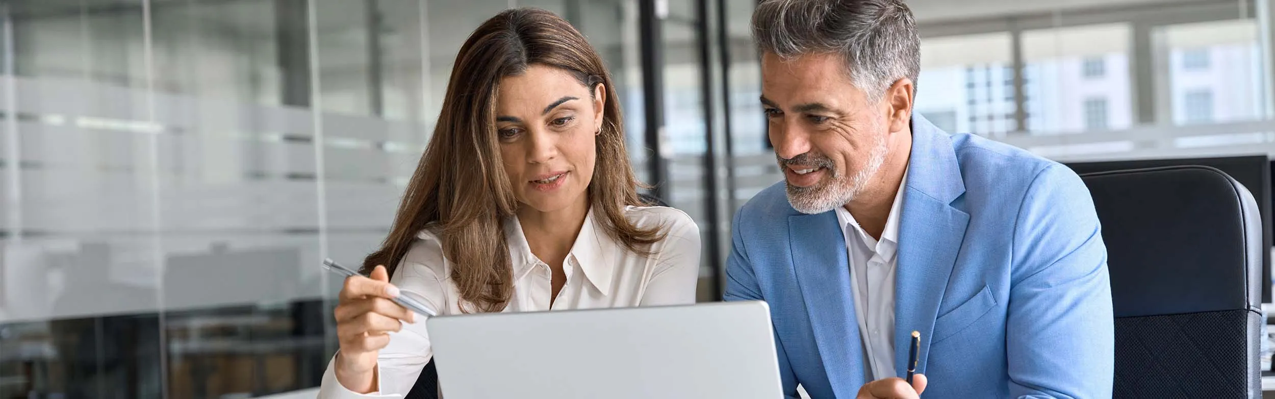 Donna e uomo in riunione