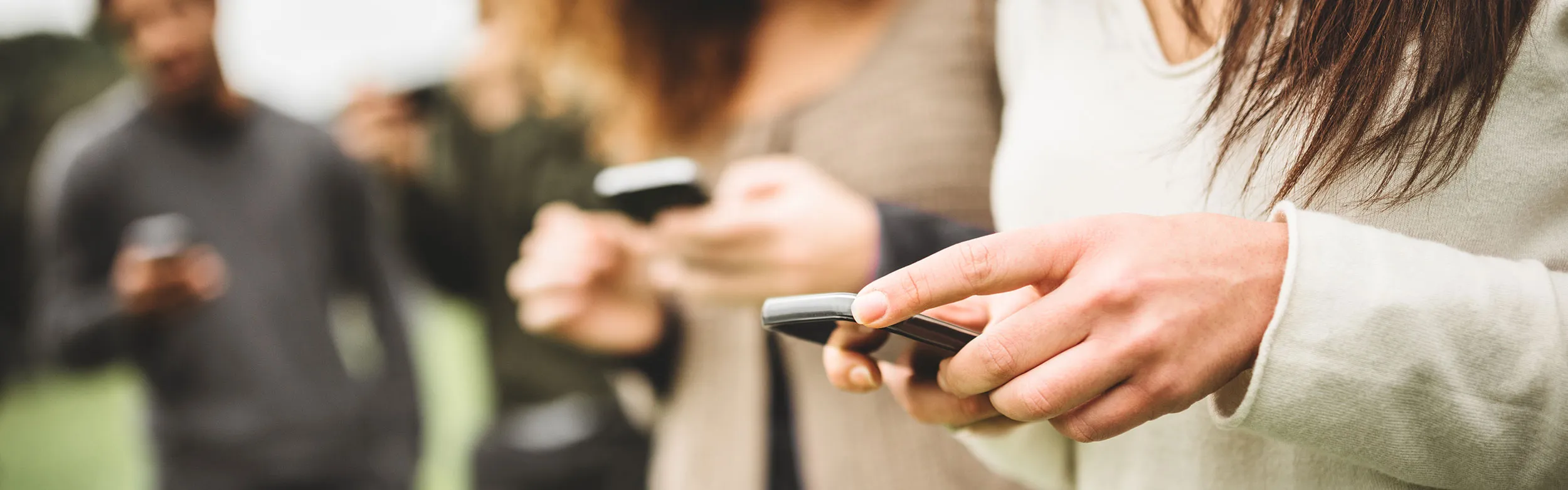 Personen mit Smartphone