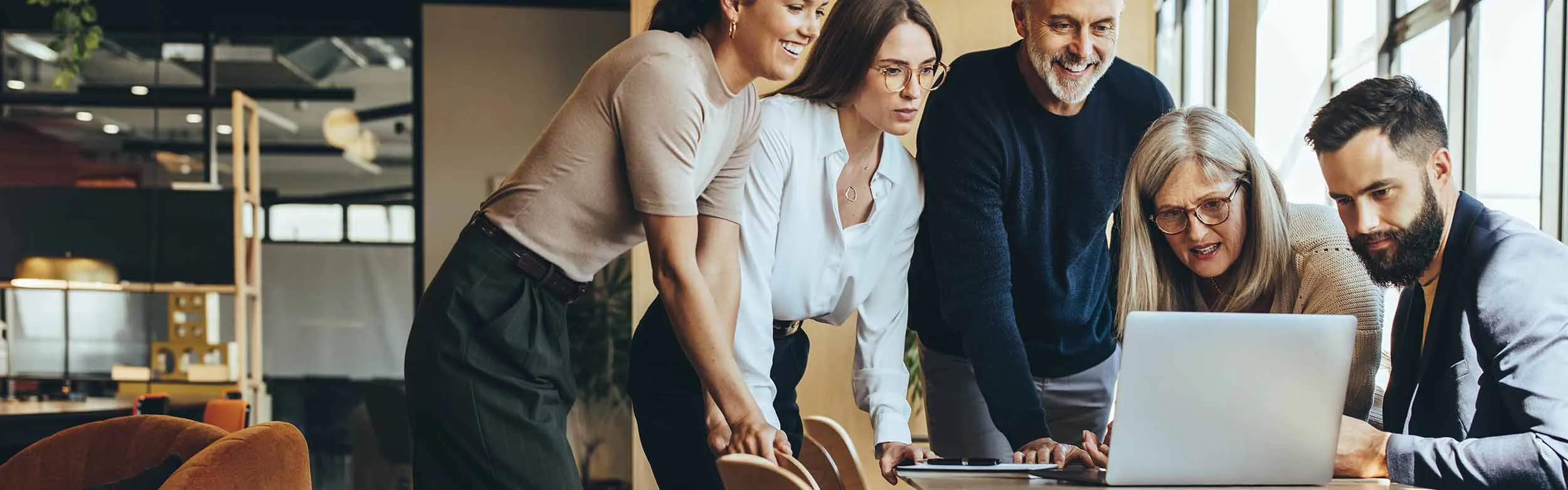 Laptop Frauen Männer E-Learning