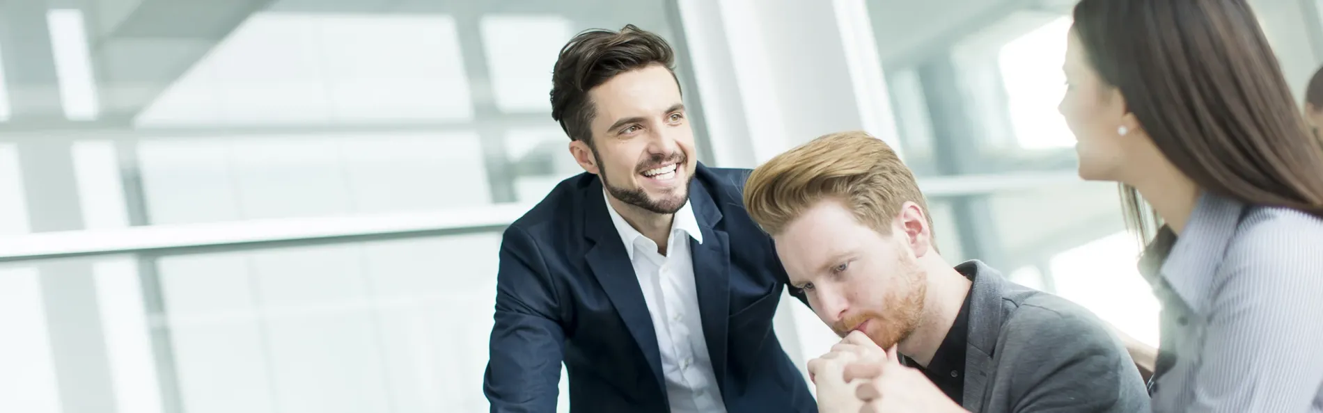 Tre persone in riunione, Besprechung 3 Personen