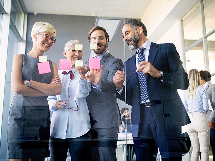 Gruppo di persone in ufficio