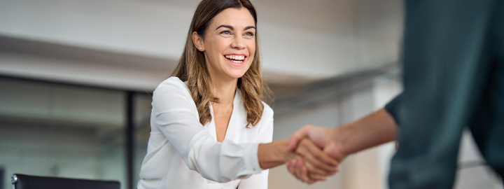 Handshake mit neuem Mitarbeiter