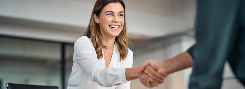 Handshake mit neuem Mitarbeiter