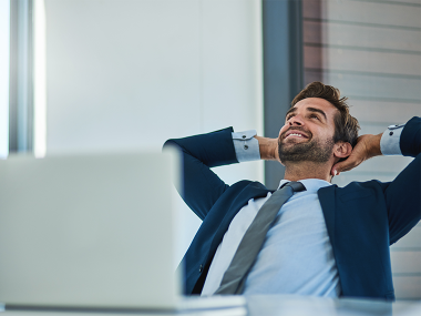 entspannter Mann am Schreibtisch