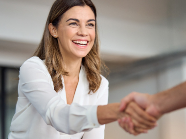 Handshake mit neuem Mitarbeiter