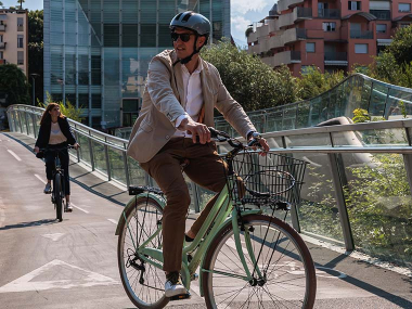 Uomo e donna su bici