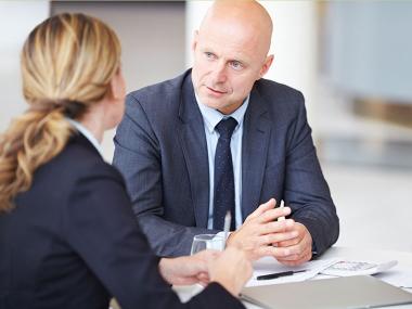 Zwei Menschen im Gespräch