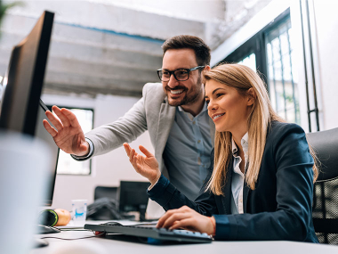 2 Personen vor einem PC