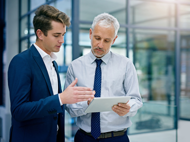 due uomini con un tablet