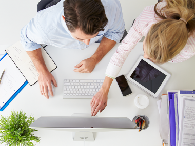 2 Personen arbeiten am PC