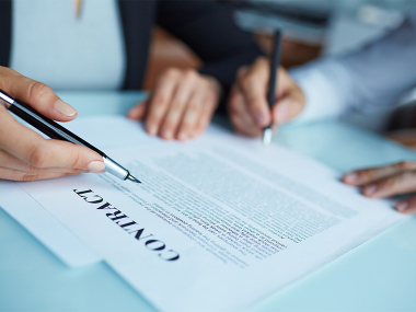 2 Männer unterschreiben einen Arbeitsvertrag