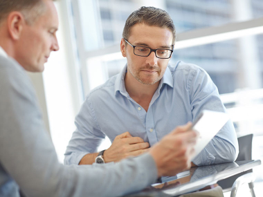 Due uomini che contrattano