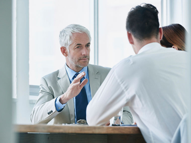 3 persone in una conversione