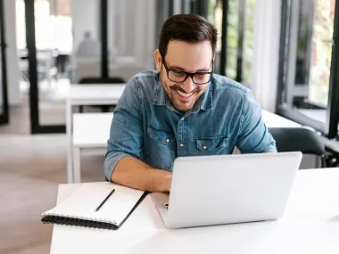 Uomo con laptop